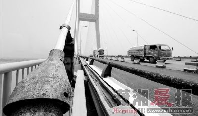 铜陵长江公路大桥钢索和护栏锈迹斑斑。图/新华社