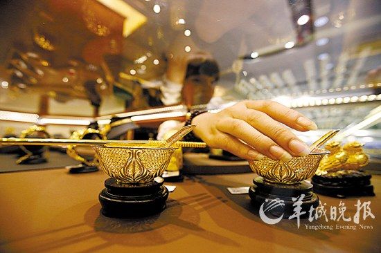 金价涨，市民买金热情再度被激发 图/东方IC