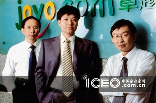 雷军（中）于1999年创办卓越网，图为卓越网总裁林水星（左）和副总裁陈年（右）