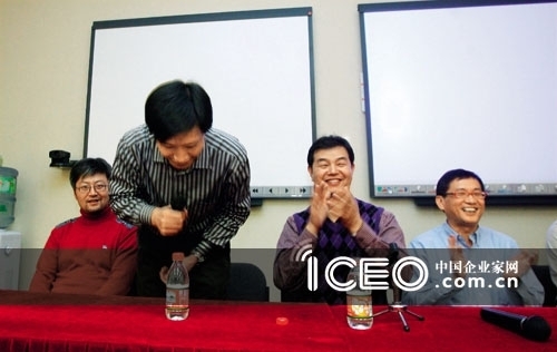 2007年12月20日下午，金山公司召开发布会宣布，雷军(左二)辞去金山CEO一职