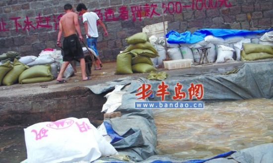 8月2日，小黄山社区一处海蜇池子旁放着明矾。