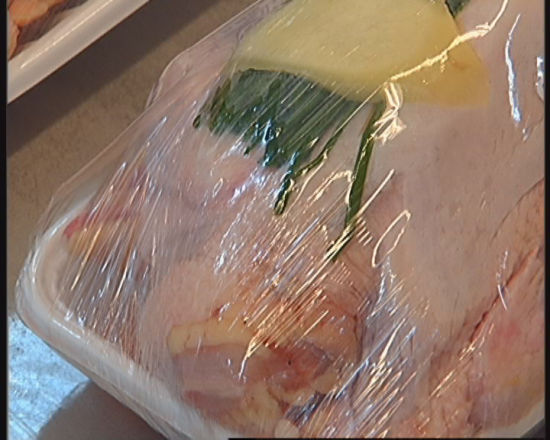 PVC保鲜膜中的塑化剂很容易迁移到油性食物中