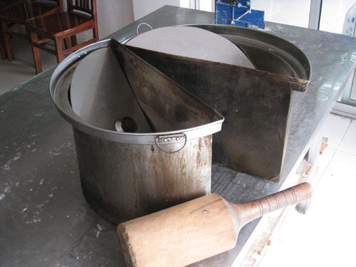 制作沙县小吃的传统工具，鸳鸯锅、木槌。资料图片