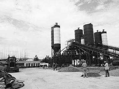  天筑公司已经安装完毕的搅拌楼水泥罐罐体。本报记者 王磊摄