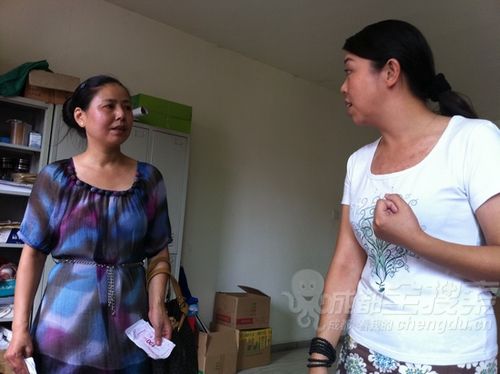 　成都市邮政局锦江区局监督检查部主任袁琳向黄女士解释银行相关规定