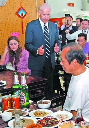 　拜登在北京吃小吃。 CFP供图