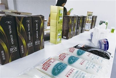 在爱蜂潮体验馆四楼的墙纸辅料区，“日本原浆”产品的外包装上看不见中文说明 摄/记者 吴海浪