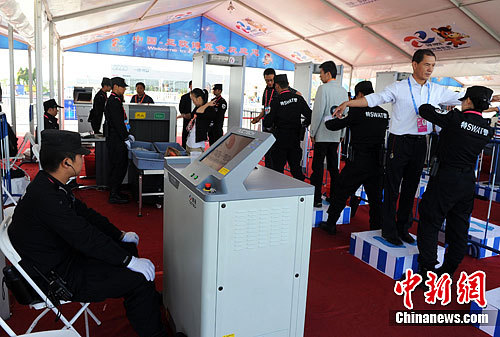 　　9月1日，首届中国-亚欧博览会在新疆乌鲁木齐开幕，本次亚博会由乌鲁木齐经济贸易洽谈会升格而来。图为参会人员接受严格安检。中新社发 刘新 摄