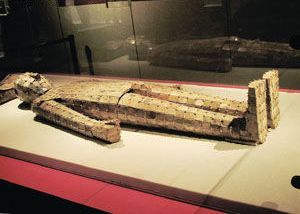 “金缕玉衣”的资料图片。