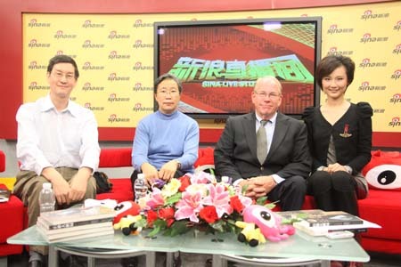 左起依次为：能源专家刘克雨，云南财经大学顾秀林教授，经济学家威廉恩道尔，主持人刘勍儿