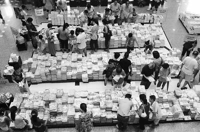 开学在即，不少学生和家长前往书店选购教辅图书。朱引炜/CFP