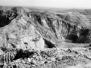 大营镇一带的不少山体被盗采者挖得千疮百孔(本报资料图片)