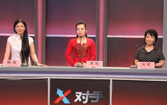 红方嘉宾在辩论现场