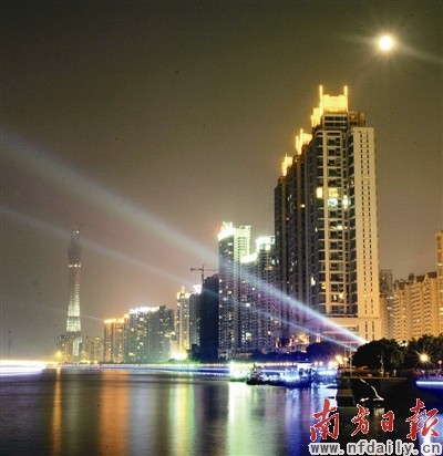 都市的灯光让月亮的光辉黯然失色。 王辉 摄