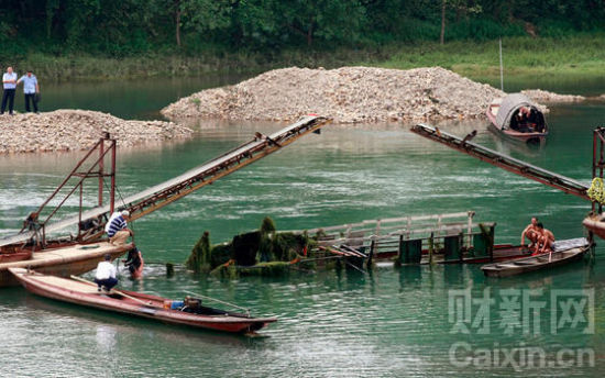 　　2011年9月11日下午，湖南省邵阳县塘田市镇夫夷河“9·9渡船翻沉事故”中沉没的“湘邵县客0018”渡船，被海事部门打捞出水。破损的窗户上还挂着水草。星空/CFP