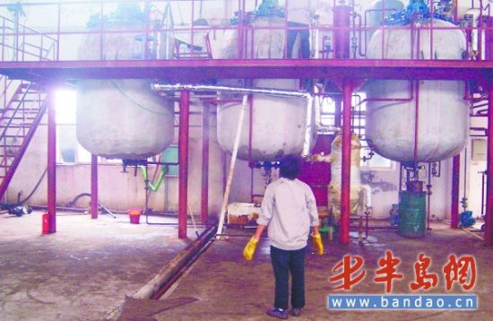 车间里有3个用来生产生物柴油的反应釜。