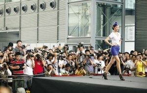 　　昨日，第五届深圳性文化节暨成人用品展在会展中心开幕。图为模特Ｔ台内衣秀吸引了观众的“长枪短炮”。