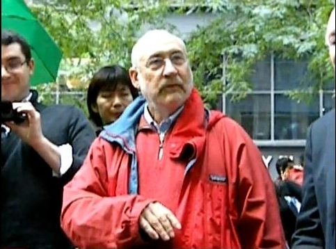 图为诺奖得主约瑟夫-斯蒂格利茨(Joseph Stiglitz)周二来到纽约示威者聚集的Zuccotti公园表示支持