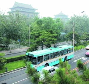 穿行于闹市的107路电车。