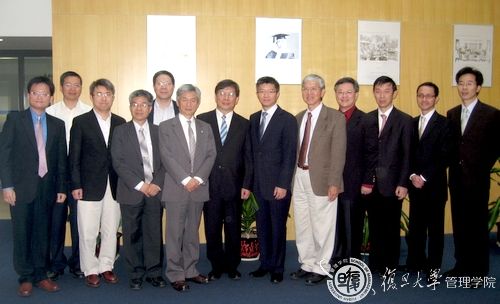 陆雄文院长(右六)会见台湾交通大学管理学院张新立院长(右七)一行