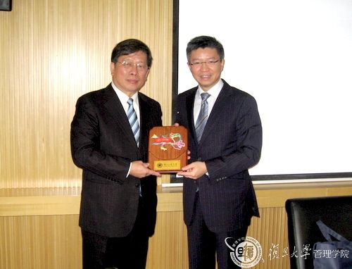 陆雄文院长和张新立院长互赠纪念品