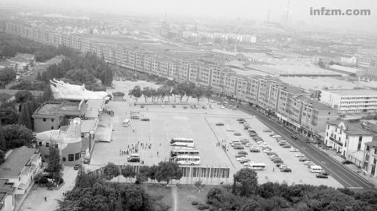 　　华西龙凤广场，早期的做工比较粗糙，凤经常被游客误认为是鸡。华西村，处处都是吴仁宝设计的“不洋不土”的建筑。 (南方周末记者 陈新焱/图)