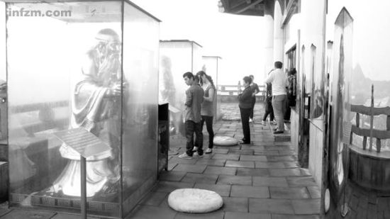 　　信奉实用主义哲学的吴仁宝在华西金塔上摆四尊塑像：财神、寿 星，天官和老子，供游人膜拜。 (南方周末记者 陈新焱/图)