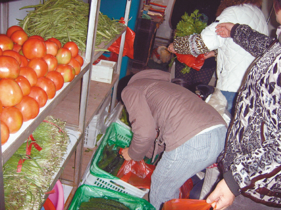 11月15日沈阳首家惠民绿色菜站在沈河区皇城街道正义社区正式启动。