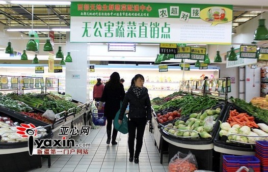酒泉：在农超对接蔬菜卖点，蔬菜价格便宜实惠，吸引消费者购买。