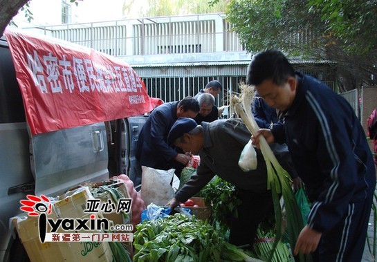 哈密：周末，蔬菜便民社区直通车开进小区