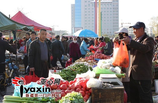 哈密：2元/公斤的蔬菜随处可见，小贩吆喝着市民购买。