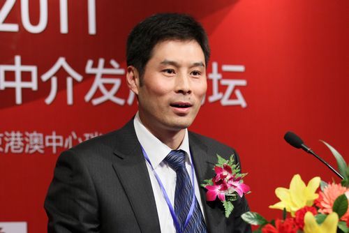 　　第四届中国保险中介发展论坛于2011年11月20日在北京港澳中心瑞士酒店举行。本次论坛主题为“保险销售专业化变革”，新浪财经对论坛进行全程直播。图为河北保监局副局长王晓东发言。