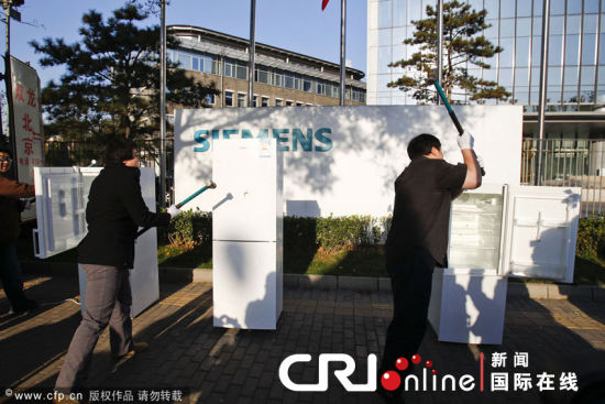 　　2011年11月20日，北京西门子总部，罗永浩和其他一些志愿者用铁锤砸烂三台有质量问题或设计缺陷的冰箱。
