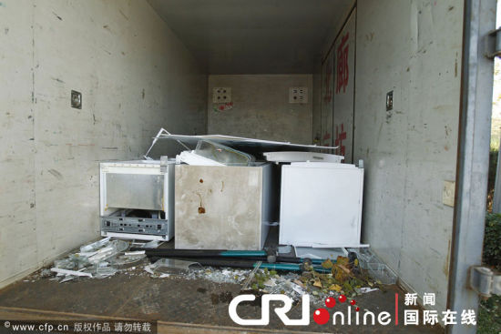 　　2011年11月20日，北京西门子总部，罗永浩和其他一些志愿者用铁锤砸烂三台有质量问题或设计缺陷的冰箱。 (来源：CFP)