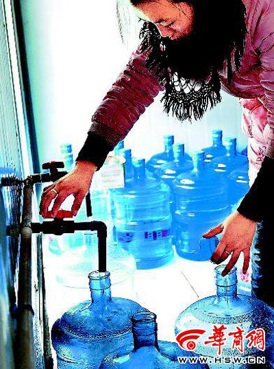 　　昨日上午，在“临潼雨金供水工程”院内，纯净水生产厂房里一名工人通过水龙头接水，她说，这纯净水通过了三道过滤。本报记者 赵雄韬/摄