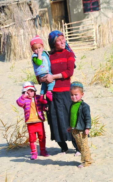 达里雅布依年轻的母亲和孩子，眼神中有自足自得也有迷茫和困惑。