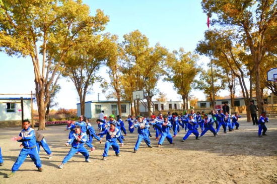 达里雅布依中宏基小学学生在做课间操。