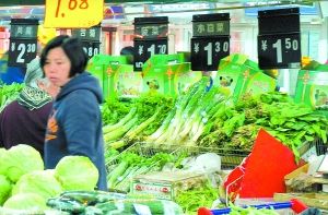 自北京市商务委员会大力开展“农超对接”、“场店对接”等活动后，大批新鲜价廉的蔬菜走进各社区菜市场。 李刚摄