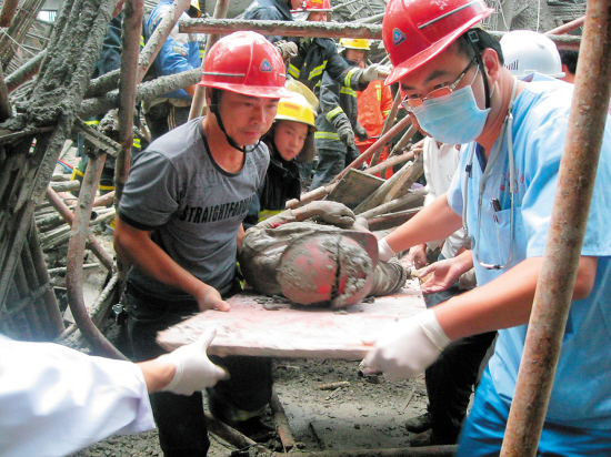 工人被救出时全身沾满水泥。通讯员供图