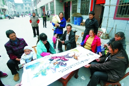 清溪场镇，村民们在新房前拉家常。本组稿件由记者 张永波 摄