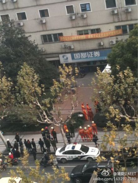 网友清爽SWEET：长阳路国都证券公司发生火灾，看来股票行情把股民逼急了！