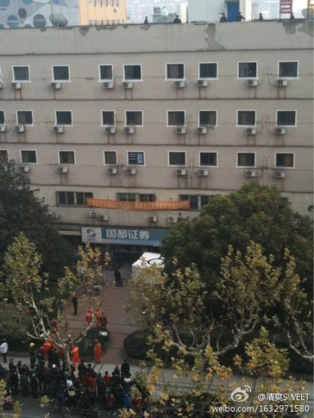 网友清爽SWEET：原来是跳楼啊！没出息。