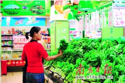  中山市民在平价商店内选购蔬菜。