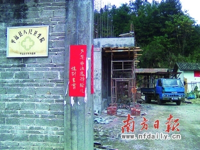 平远县八尺卫生院民生工程年尾仍在赶工。
