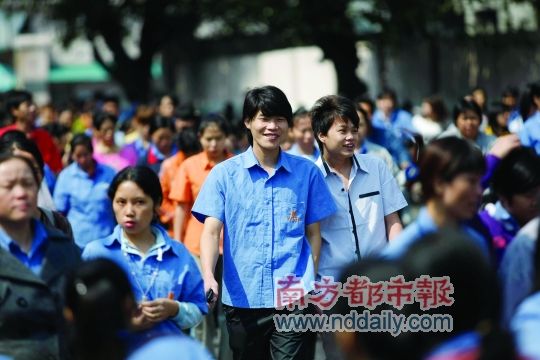 　　东莞中堂开达玩具厂，暖冬的中午阳光明媚，两个年轻的男工有说有笑准备出厂去午餐。南都记者方光明摄(图片中人物与内文无关)