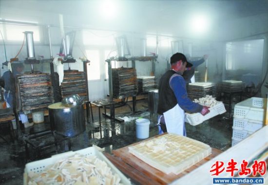 黑作坊车间内污水横流。