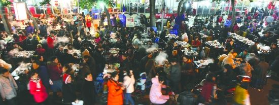 昨日，小关庙街面坐满了吃羊肉汤的市民