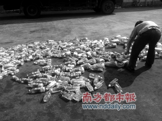 工厂将因为凝固而退货的油瓶放在太阳底下解冻。