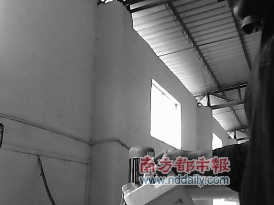 负责调油的小老板手里握着的便是花生油香精。 