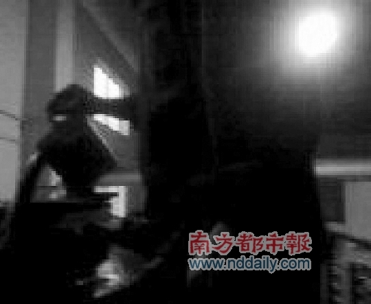 工厂小老板正在往调油罐里倒粗制棉油。    (暗访视频截图) 